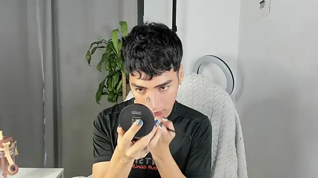 Snapshot of sebas_rose chatting on 12/04/25, 01:42 sebas rose online show from 12/04/25, 01:42