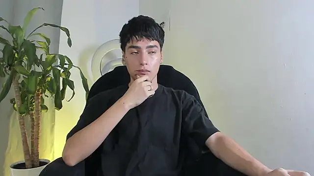 Snapshot of sebas_rose chatting on 12/17/25, 01:39 sebas rose online show from 12/17/25, 01:39