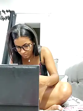 Snapshot of Bella_Anjoss chatting on 04/16/26, 01:28 Bella Anjoss online show from 04/16/26, 01:28