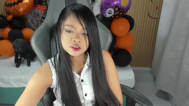 Snapshot of Lili_16 chatting on 10/24/25, 11:06 Lili 16 online show from 10/24/25, 11:06