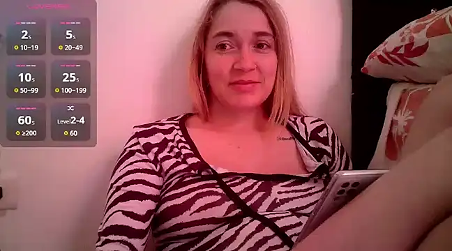 Izury Blondee online show from 12/15/24, 12:17