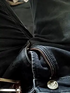 Snapshot of HeftyTheory7 chatting on 11/19/25, 12:38 HeftyTheory7 online show from 11/19/25, 12:38