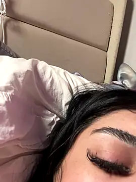 Snapshot of ThickerThanYoBitch chatting on 10/13/25, 04:51 ThickerThanYoBitch online show from 10/13/25, 04:51