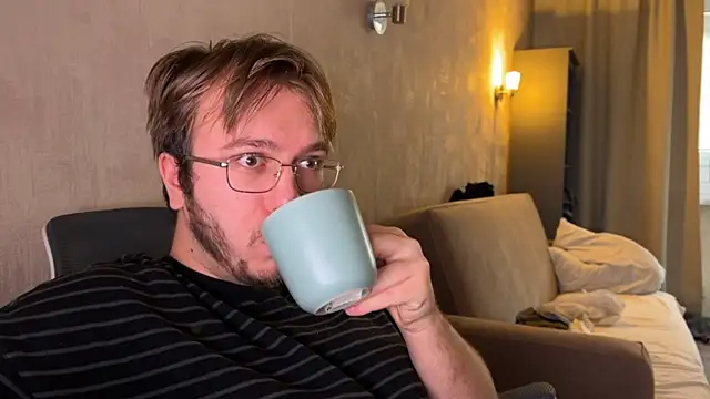 Snapshot of kiopiggy chatting on 11/04/25, 06:45 kiopiggy online show from 11/04/25, 06:45