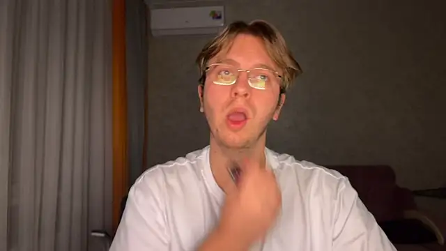 kiopiggy online show from 11/30/25, 10:03