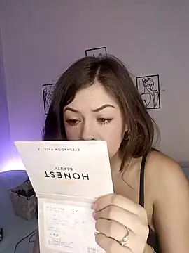 Snapshot of ale_blossom chatting on 12/14/24, 06:41 ale blossom online show from 12/14/24, 06:41