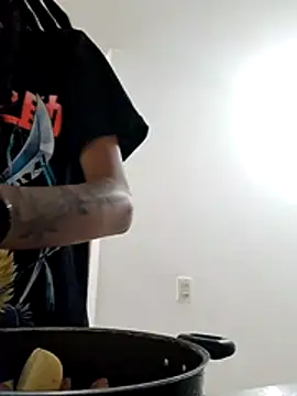 Snapshot of Honey-420- chatting on 12/04/25, 02:21 Honey-420- online show from 12/04/25, 02:21