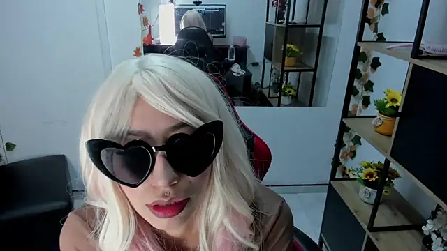 Snapshot of LilithCooperr_ chatting on 12/17/25, 10:05 LilithCooperr online show from 12/17/25, 10:05