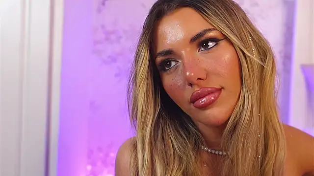 Snapshot of ClaraHazel chatting on 10/02/25, 05:03 ClaraHazel online show from 10/02/25, 05:03