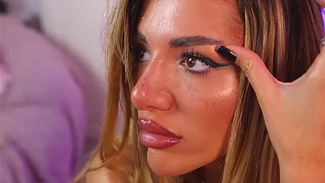 Snapshot of ClaraHazel chatting on 11/14/25, 05:06 ClaraHazel online show from 11/14/25, 05:06