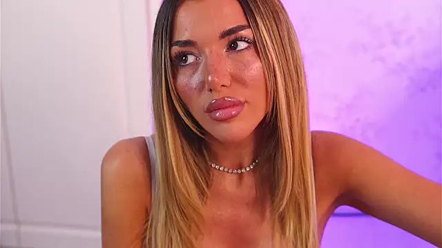 Snapshot of ClaraHazel chatting on 11/19/25, 04:01 ClaraHazel online show from 11/19/25, 04:01