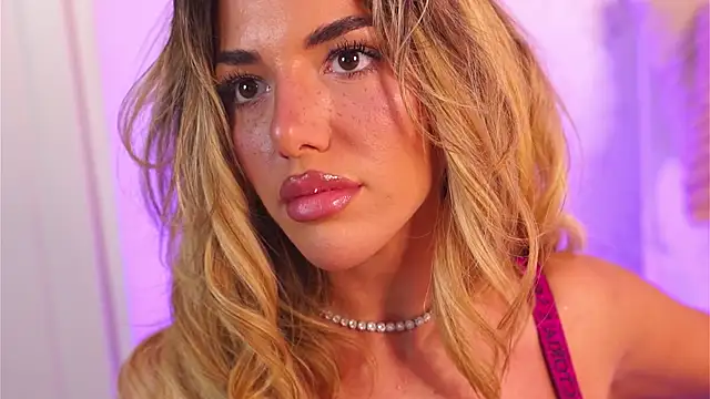 Snapshot of ClaraHazel chatting on 11/26/25, 05:19 ClaraHazel online show from 11/26/25, 05:19