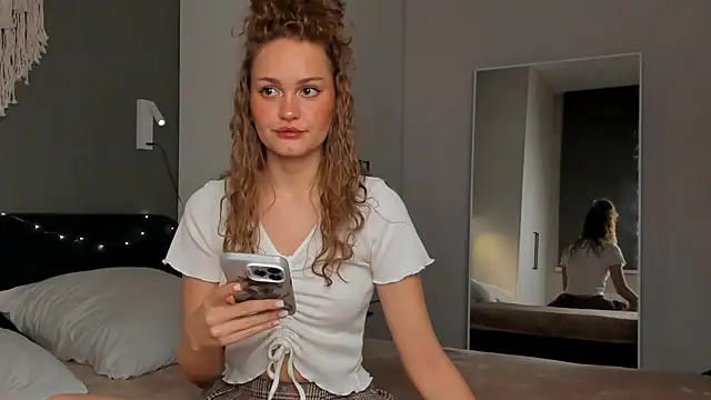 Snapshot of Caroline_Smitt chatting on 09/28/25, 11:10 Caroline Smitt online show from 09/28/25, 11:10