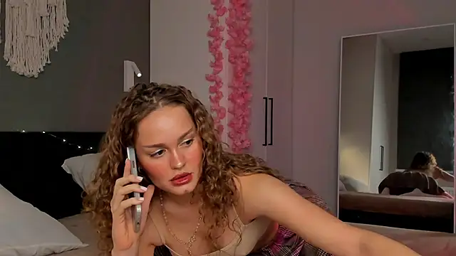 Snapshot of Caroline_Smitt chatting on 09/30/25, 10:59 Caroline Smitt online show from 09/30/25, 10:59