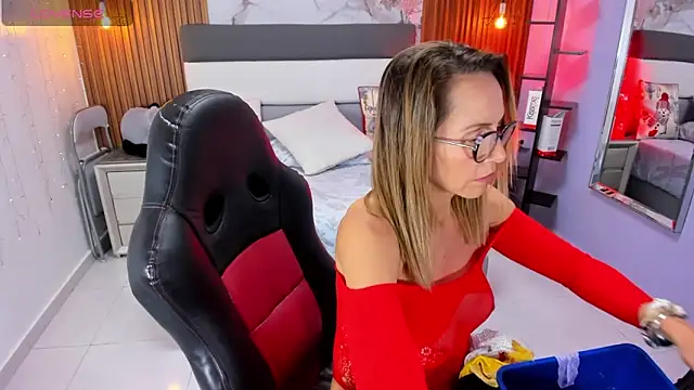 Snapshot of CATIAJONES chatting on 11/19/25, 06:41 CATIAJONES online show from 11/19/25, 06:41