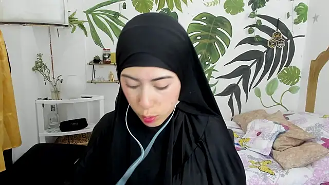 chaymae nah  online show from 10/19/25, 08:42