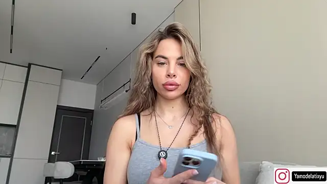 Snapshot of diffgirls2 chatting on 11/06/25, 10:38 diffgirls2 online show from 11/06/25, 10:38