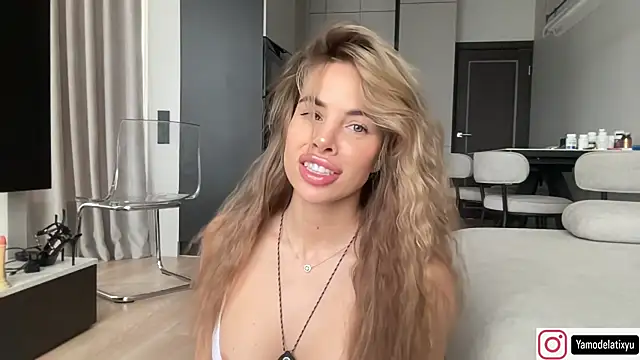 Snapshot of diffgirls2 chatting on 11/14/25, 08:35 diffgirls2 online show from 11/14/25, 08:35