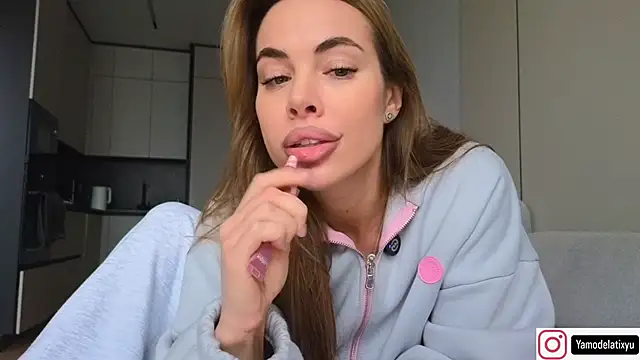 Snapshot of diffgirls2 chatting on 12/03/25, 10:13 diffgirls2 online show from 12/03/25, 10:13