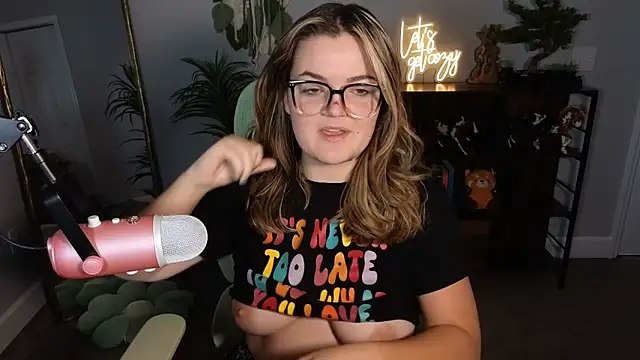 Snapshot of rodeobrii chatting on 10/14/25, 01:50 rodeobrii online show from 10/14/25, 01:50