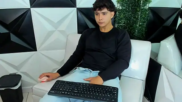 Snapshot of Dani_cumboy chatting on 11/26/25, 01:45 Dani cumboy online show from 11/26/25, 01:45