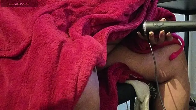 Snapshot of MrAndMrsCrook chatting on 09/21/25, 01:57 MrAndMrsCrook online show from 09/21/25, 01:57