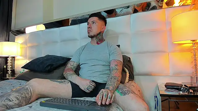 Snapshot of Adam_tatto chatting on 09/30/25, 01:43 Adam tatto online show from 09/30/25, 01:43