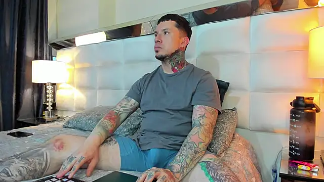 Snapshot of Adam_tatto chatting on 10/25/25, 05:37 Adam tatto online show from 10/25/25, 05:37