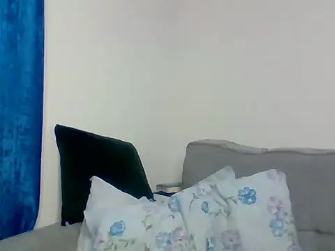 Snapshot of _crystal_princesss chatting on 11/18/25, 01:11 crystal princesss online show from 11/18/25, 01:11