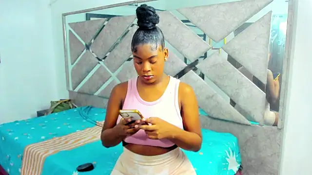 Snapshot of EvaxEmma chatting on 11/01/25, 01:02 EvaxEmma online show from 11/01/25, 01:02