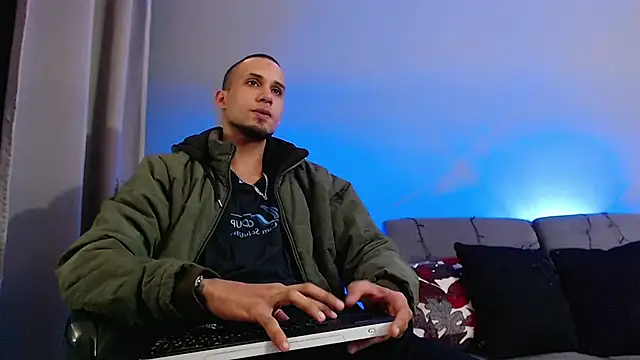 MagnusFrost online show from 12/07/24, 05:04