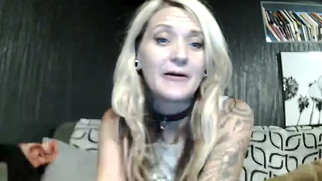 Snapshot of Candalicious chatting on 11/19/25, 11:38 Candalicious online show from 11/19/25, 11:38