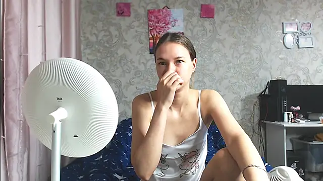 leila bambi  online show from 11/02/25, 07:05