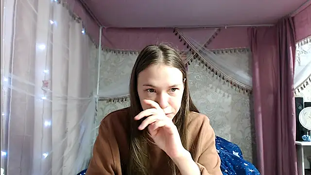 leila bambi  online show from 11/11/25, 08:36