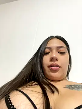 Snapshot of Latina_vanessa chatting on 11/16/25, 04:29 Latina vanessa online show from 11/16/25, 04:29