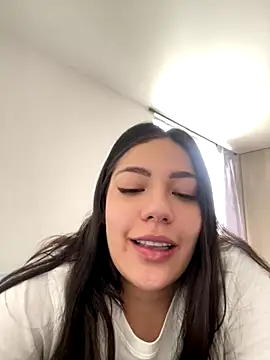 Latina vanessa online show from 12/16/25, 06:24