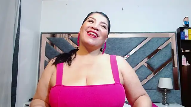 Snapshot of KarlaTesg chatting on 11/10/25, 10:25 KarlaTesg online show from 11/10/25, 10:25