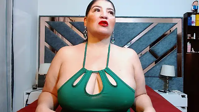 Snapshot of KarlaTesg chatting on 11/26/25, 09:43 KarlaTesg online show from 11/26/25, 09:43