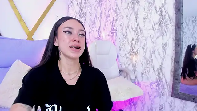 Snapshot of Athziry_ chatting on 12/21/24, 12:42 Athziry online show from 12/21/24, 12:42