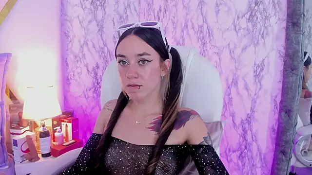 Snapshot of Athziry_ chatting on 01/21/25, 12:57 Athziry online show from 01/21/25, 12:57