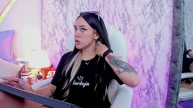 Snapshot of Athziry_ chatting on 02/04/25, 01:23 Athziry online show from 02/04/25, 01:23