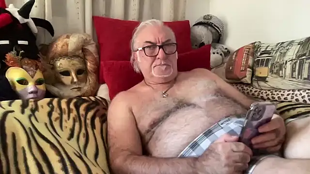 Snapshot of EroticVenetian chatting on 10/02/25, 03:19 EroticVenetian online show from 10/02/25, 03:19