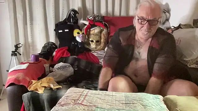 Snapshot of EroticVenetian chatting on 11/22/25, 07:07 EroticVenetian online show from 11/22/25, 07:07