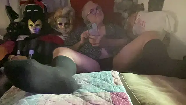 Snapshot of EroticVenetian chatting on 12/02/25, 04:18 EroticVenetian online show from 12/02/25, 04:18