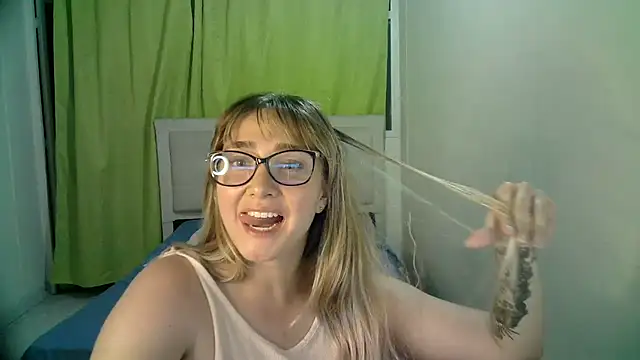 Snapshot of katy_pp chatting on 10/31/25, 01:17 katy pp online show from 10/31/25, 01:17