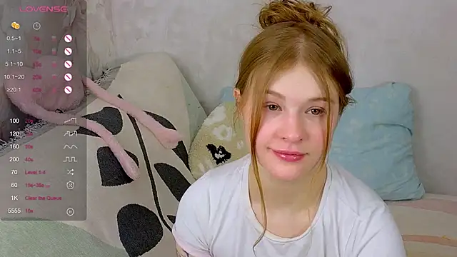 Snapshot of TrissMerigold9 chatting on 11/17/25, 08:25 TrissMerigold9 online show from 11/17/25, 08:25