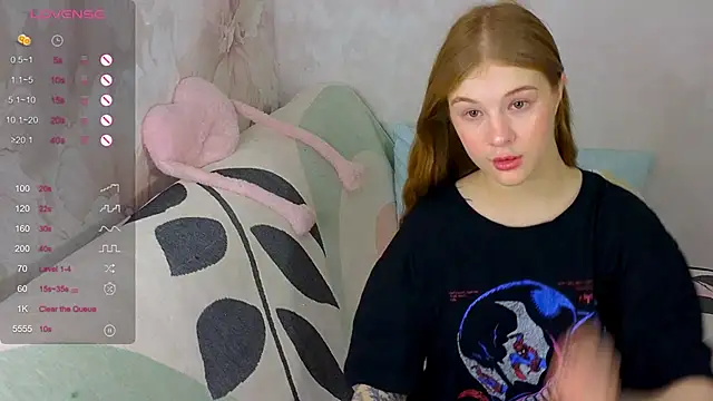 Snapshot of TrissMerigold9 chatting on 11/27/25, 08:33 TrissMerigold9 online show from 11/27/25, 08:33