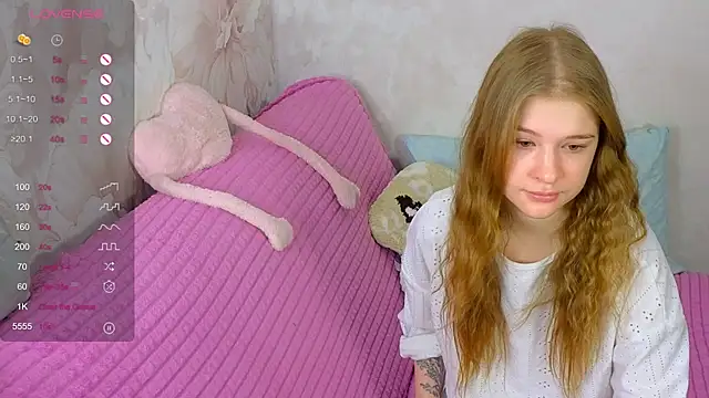 Snapshot of TrissMerigold9 chatting on 12/05/25, 08:12 TrissMerigold9 online show from 12/05/25, 08:12