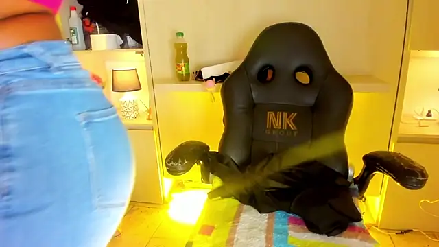 Snapshot of tamaraa_smiith chatting on 11/22/25, 07:35 tamaraa smiith online show from 11/22/25, 07:35