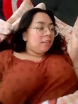 Snapshot of Peach-Lawrence chatting on 12/13/24, 05:43 Peach-Lawrence online show from 12/13/24, 05:43